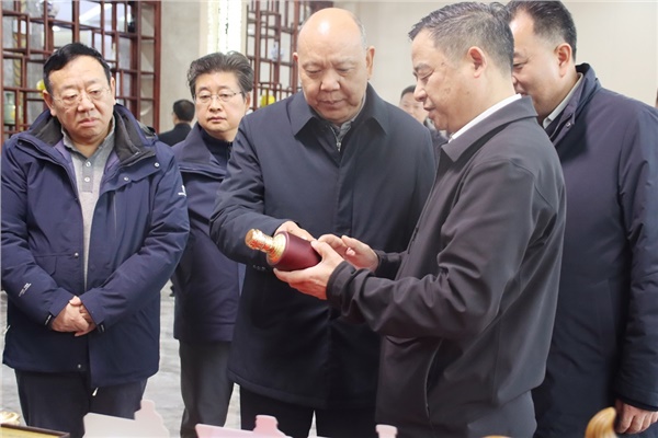 省领导李建中深入沅陵酒业调研，助力产业高质量发展。                                                